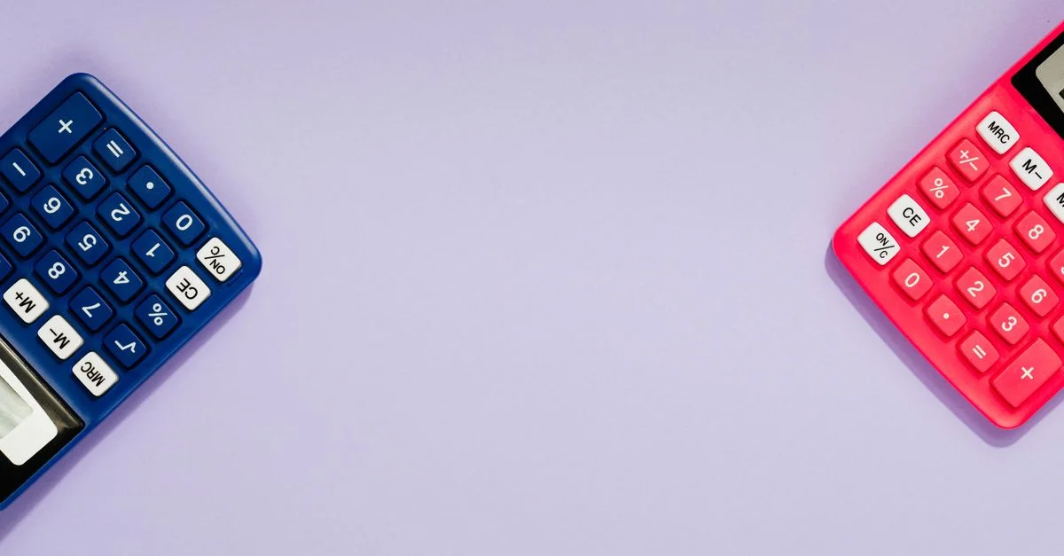 Deux calculatrices colorées sur une surface violette, offrant beaucoup d'espace pour le texte.