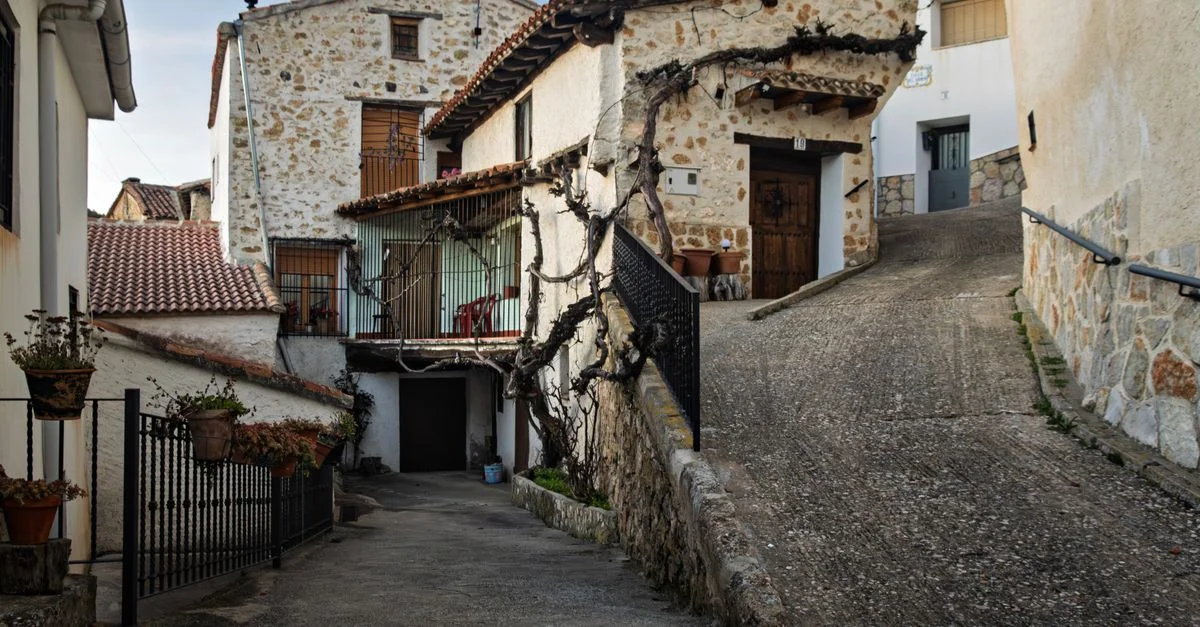 De charmantes maisons rustiques en pierre bordent une rue pittoresque d'Algarra, en Castille-La Manche, en Espagne.