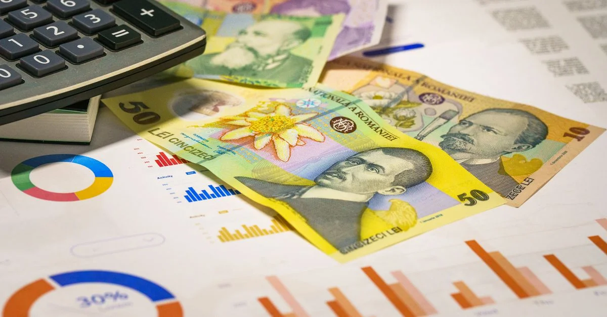 Billets de banque roumains avec des graphiques et une calculatrice illustrant des concepts financiers.