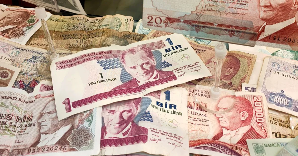 Billets de banque en lira turque de différentes dénominations exposés, mettant en avant la monnaie historique.